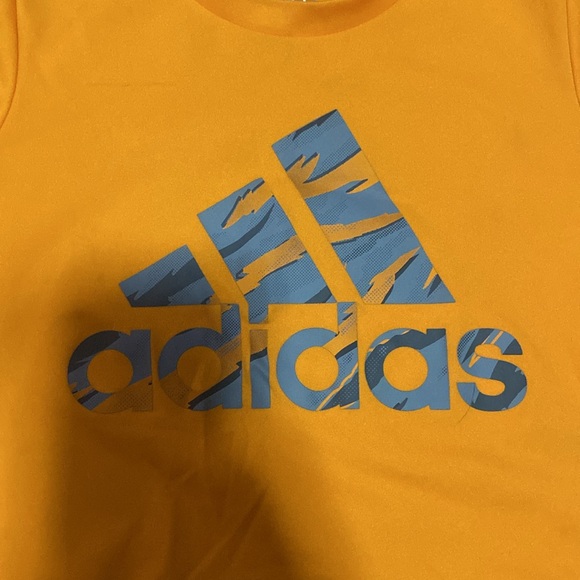 Adidas shorts and shirt sleeve shirt set - Picture 2 of 7